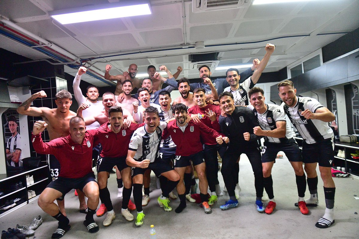 😍 ¡La foto de la 𝐕𝐈𝐂𝐓𝐎𝐑𝐈𝐀!

#CartagenaRealOviedo