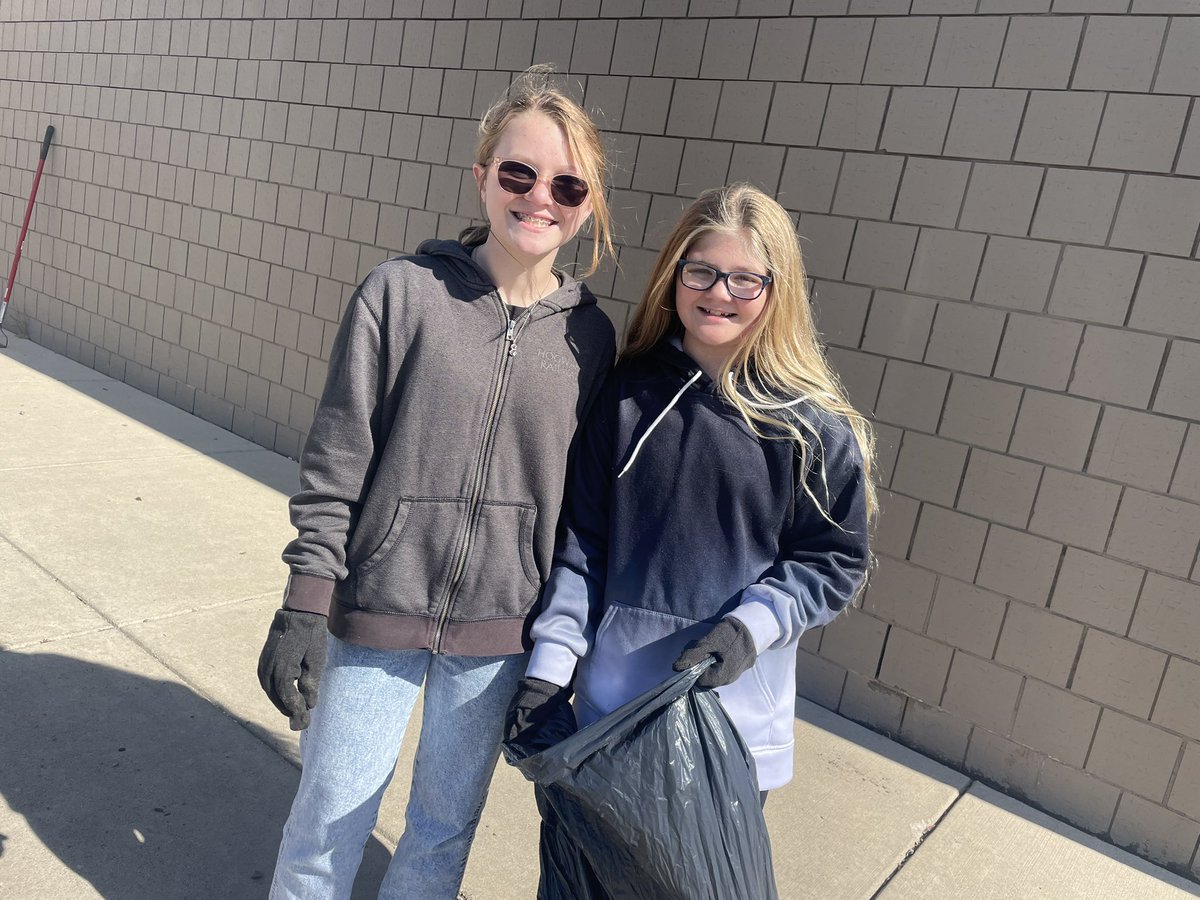 mullinsjennaj's tweet photo. In Marauder Countryβ¦our 5th Grade Eco-Kids Club members are working hard on Earth π Day with the CHS @shultzatcarlson students! #HunterHornets #EarthDay2024 #GSDPride https://t.co/Q9ZQNCisOC