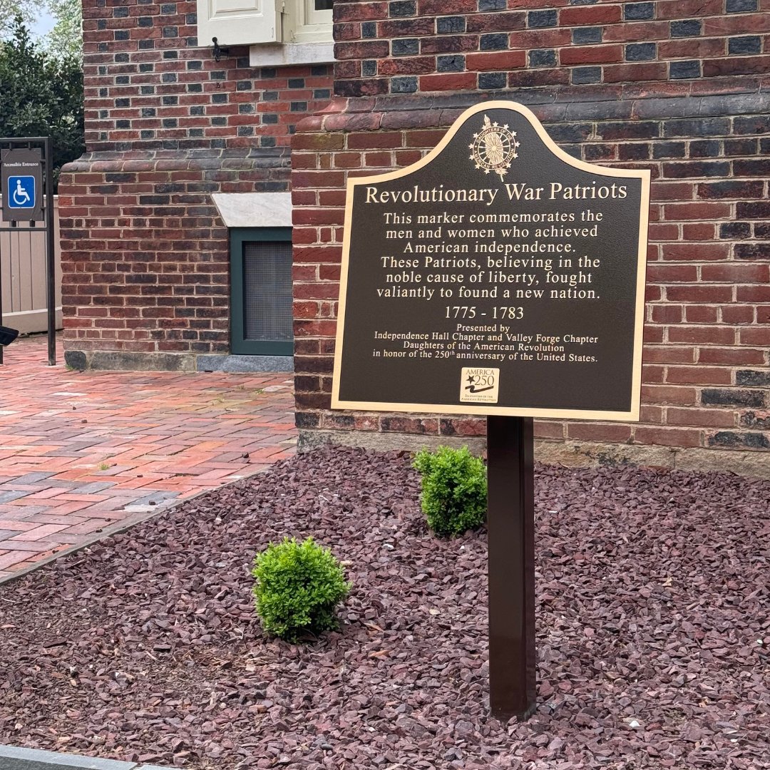 This marker, in honor of the 250th anniversary of the U.S., honors the delegates who came to the First Continental Congress, held at Carpenter's Hall 250 years ago in 1774. #PAProud #Pennsylvania #Preserve #History #Semiquin #CarpentersHall