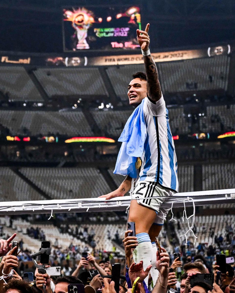 Lautaro loves celebrating a title on the crossbar 🥳