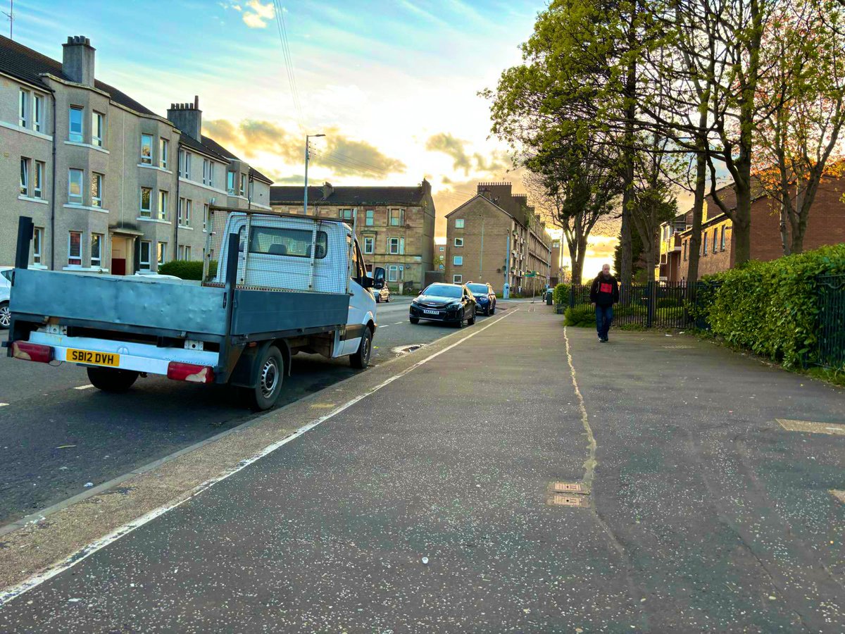 🏘️Streetwork☀️ The street work team had a busy shift today🚶,providing a vital service for the youth out & about on the streets🤝 Discussions On🗣️: 📝Starting Exams 🏘️Community ⚽️Football Training 🎯Pathways 🛣️ Plans for after school 😎Youth clubs —— @BofSFoundation