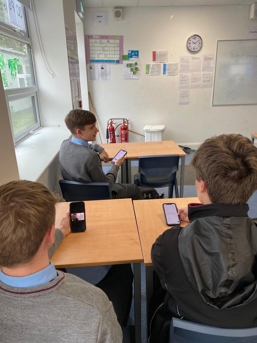 #scoildarashinealight on Ms. O'Hora's 4D French class, who were practising French phonetics independently with the website Podcast Française Facile Phonétique. @scoildara @TYScoilDara #transitionyear #Wellbeing #teachersoftwitter