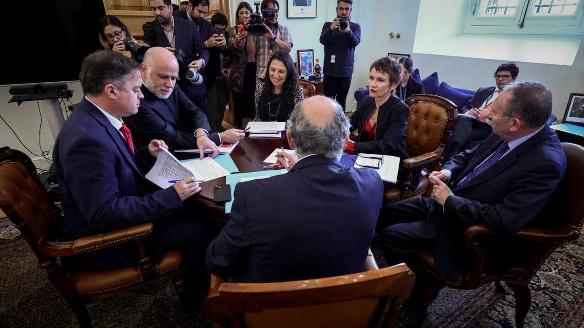 Este lunes, el ministro @alvaroelizalde y la subsecretaria @mlobospalacios, junto a a la ministra @Carolina_Toha, se reunieron con el presidente del @Senado_Chile, José García Ruminot, su vicepresidente, Matías Walker e Iván Flores, quien encabeza la Comisión de Seguridad. 🤝