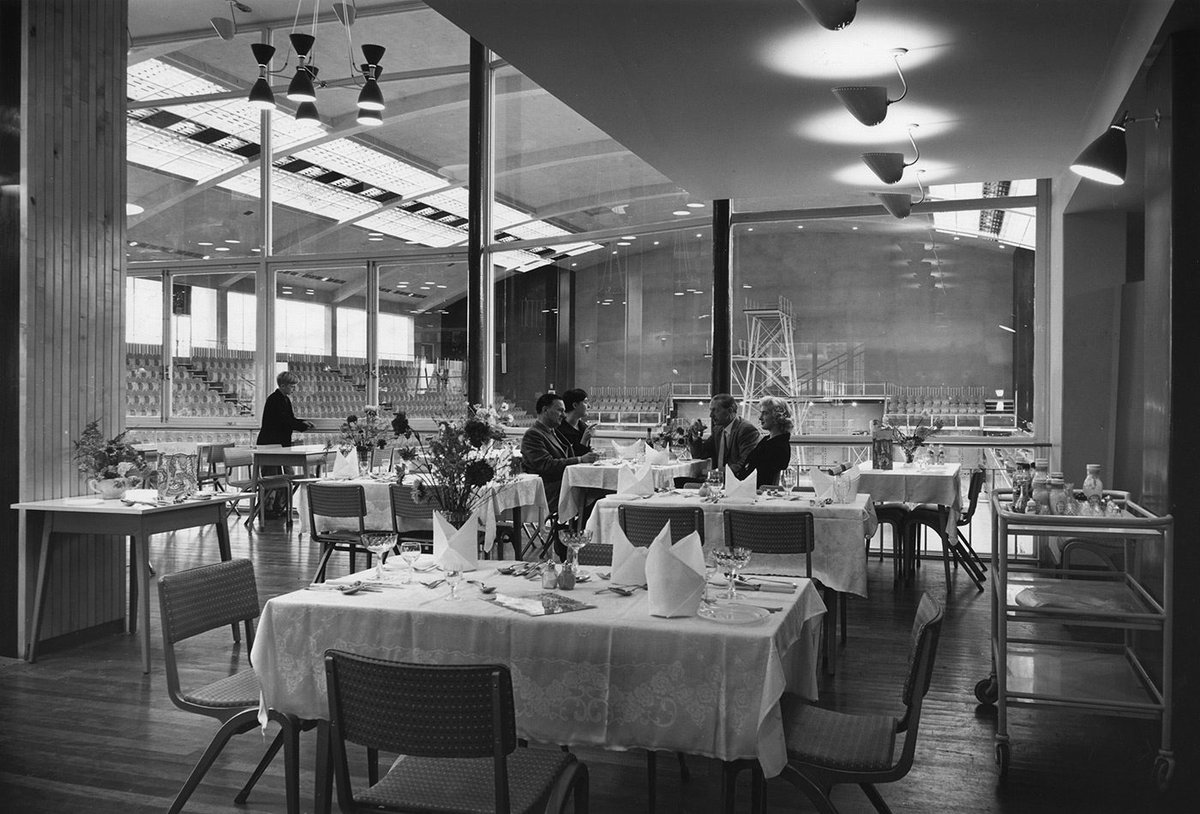 A throwback to 1958 and the opening of the Wales Empire Pool for the Commonwealth Games. #Architecture We can't believe the gorgeous interior was designed for a municipal building 💙 And - like all good buildings - it had Turkish Baths! ribaj.com/culture/partin…