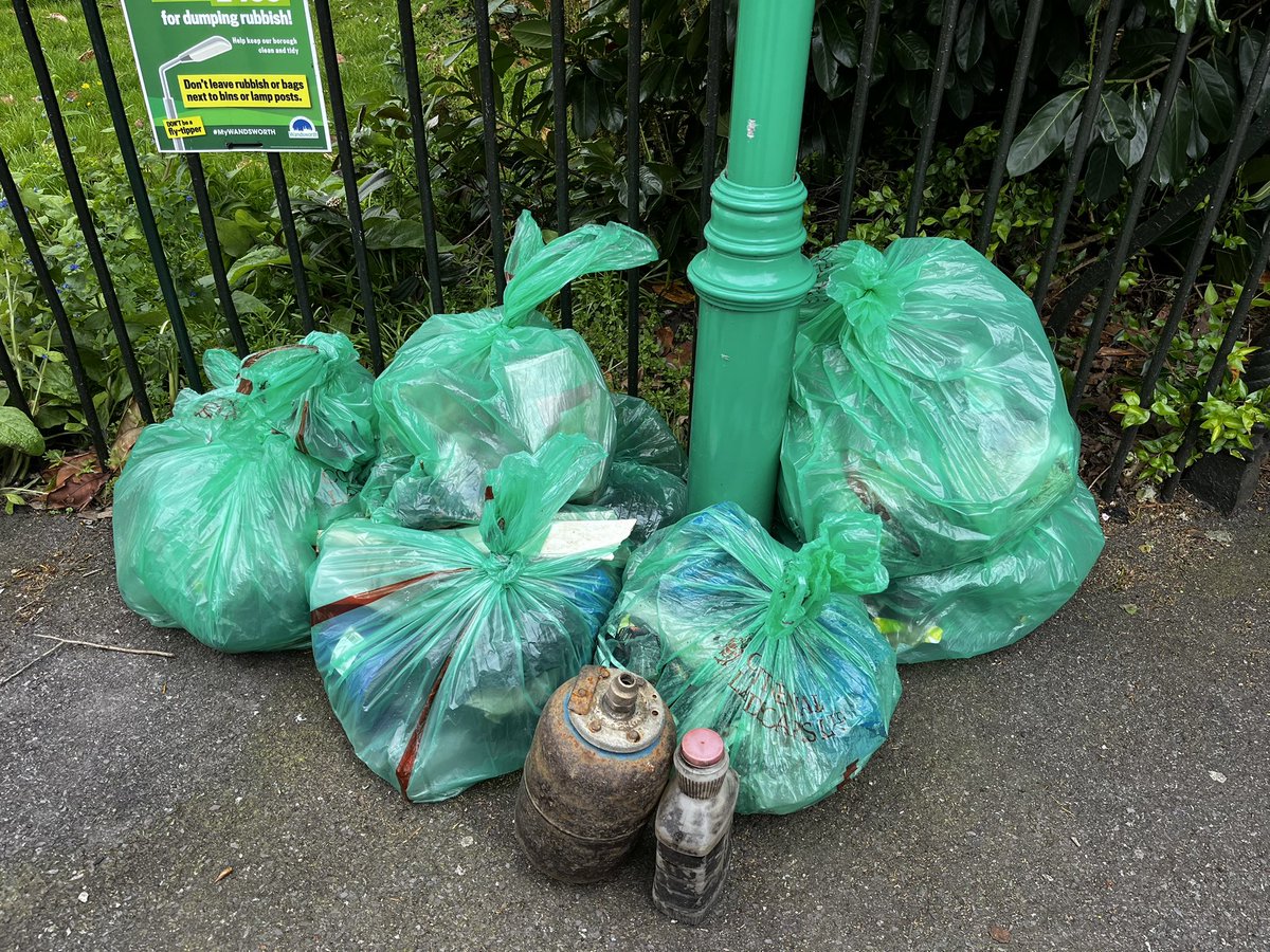 7 #volunteers celebrated #EarthDay2024 by clearing 9 bags of non organic litter from the Thames and towpath in Putney plus a bashed up shopping trolley! @thames21 @FollowTheThames @LondonPortAuth @putney_bid @wandbc