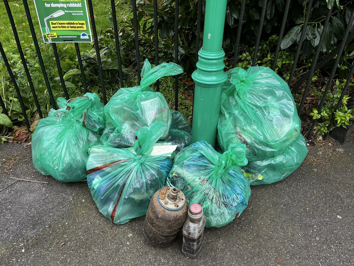 7 #volunteers celebrated #EarthDay2024  by clearing 9 bags of non organic litter from the Thames and towpath in Putney plus a bashed up shopping trolley! @thames21 <a href="/FollowTheThames/">Helen’s journey</a> <a href="/LondonPortAuth/">Port of London Authority</a> <a href="/putney_bid/">Positively Putney</a> <a href="/wandbc/">Wandsworth Council</a>