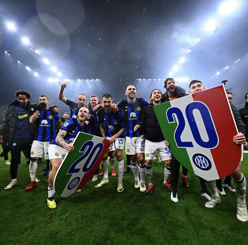 itsorianac_'s tweet photo. Ovunque tu sia nonno, sono finalmente 20, ce l'abbiamo fatta.
Grazie per avermi cresciuta interista.
#IMInter #InterMilan #Scudetto #inter #Grazieinter #derby #milano #duomo #inter20 https://t.co/y0mO6FEqyd