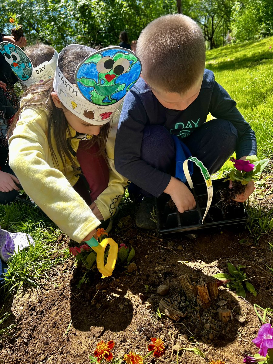 MrsMartinSmiles's tweet photo. Sprucing up the Elda Nature Center! 🌱🌳🌷🌼🌎 #EarthDay #EldaExcellence @EldaPrincipal @mathews_edvent https://t.co/9zQL0xog0H