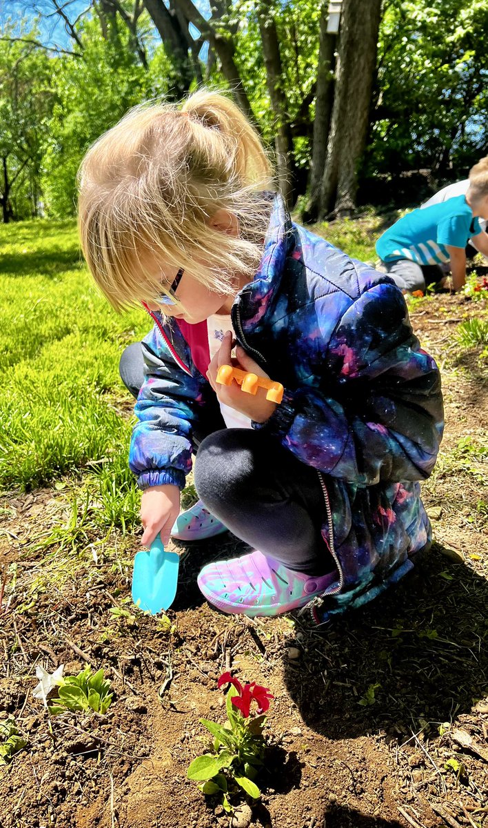 MrsMartinSmiles's tweet photo. Sprucing up the Elda Nature Center! 🌱🌳🌷🌼🌎 #EarthDay #EldaExcellence @EldaPrincipal @mathews_edvent https://t.co/9zQL0xog0H