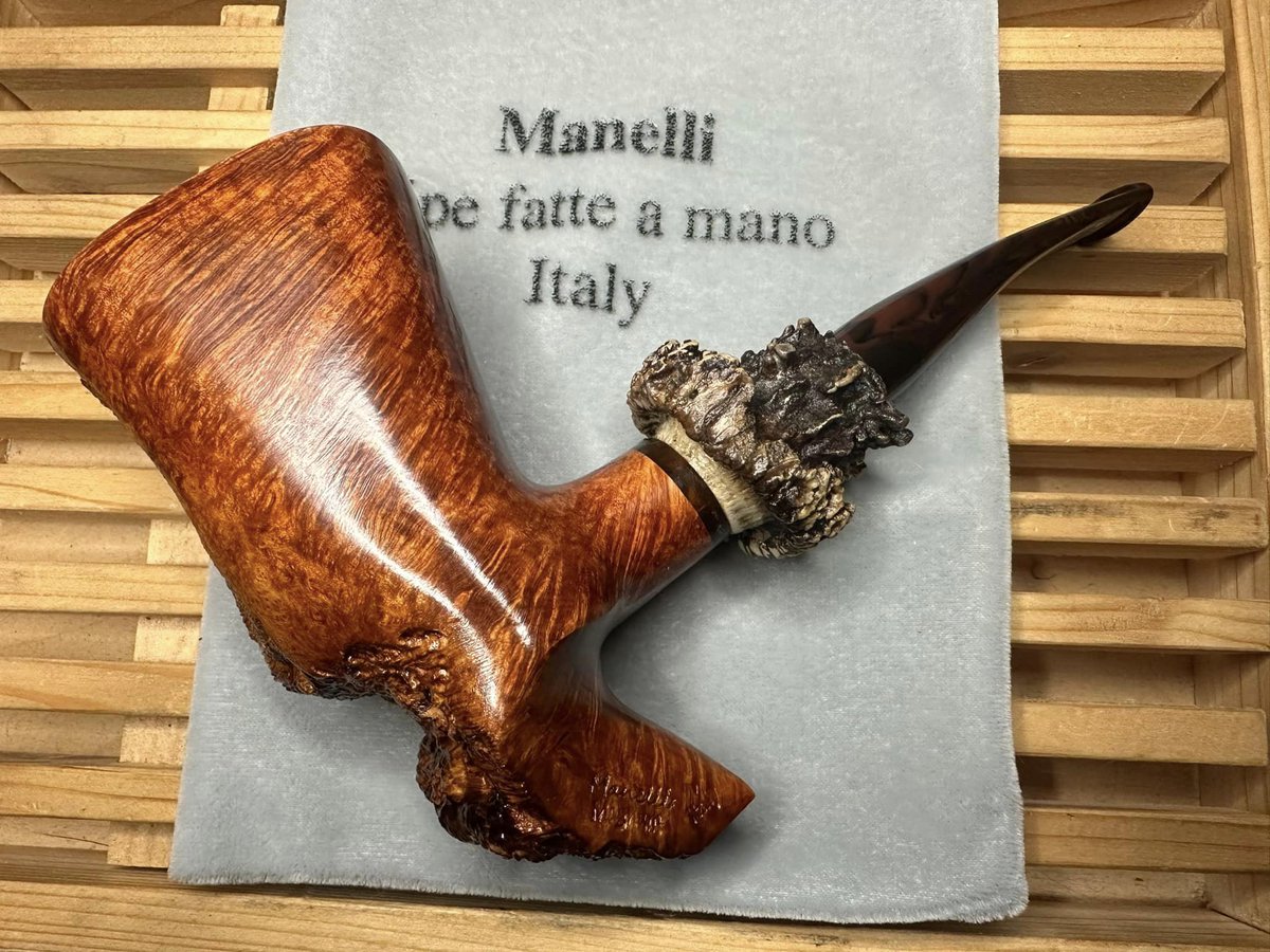 manellipipe's tweet photo. Manelli Pikaxe freehand Giant Magnum brown smooth higt grade briar pipe, roe deer horn insert, n.3 oz.7,6 gr.215 size long 200x125mm 7,87x4,88inch chamber 23x79mm 0,91x3,11inch  #LiveEveryPipeMoment #manellipipe #briarpipe #tobaccopipe #handmade #briarpipe #tobaccopipe https://t.co/SG0CVPtN4m