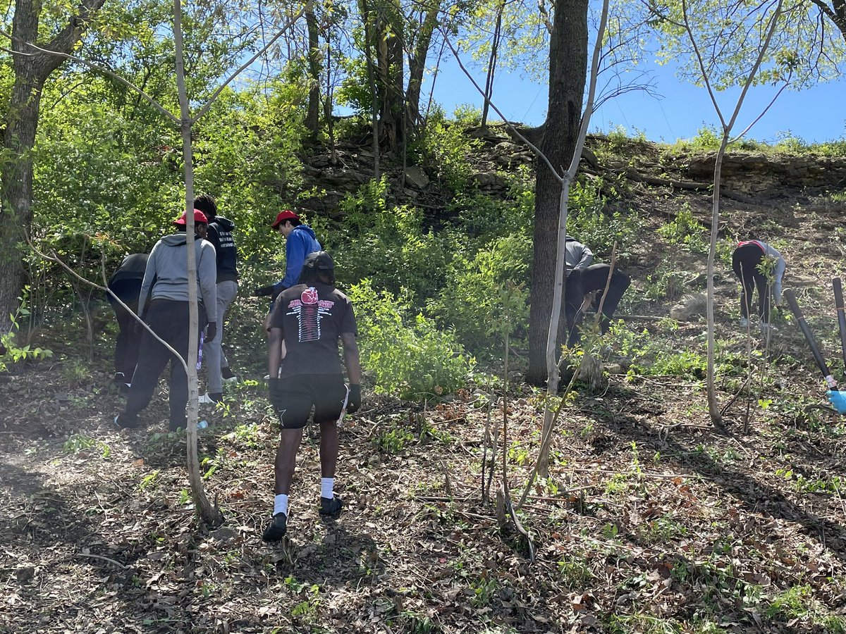 Whether it was #MCCKCsoccer ⚽️ cleaning up the highway out near MCC-Blue River, or #MCCKCbasketball 🏀 cleaning and clearing an overgrown area at Penn Valley Park, our student-athletes were working hard this Earth Day to keep KC beautiful.🌿🙌#EarthDay2024 🌎 #MCCKC 💙 #WolfPack