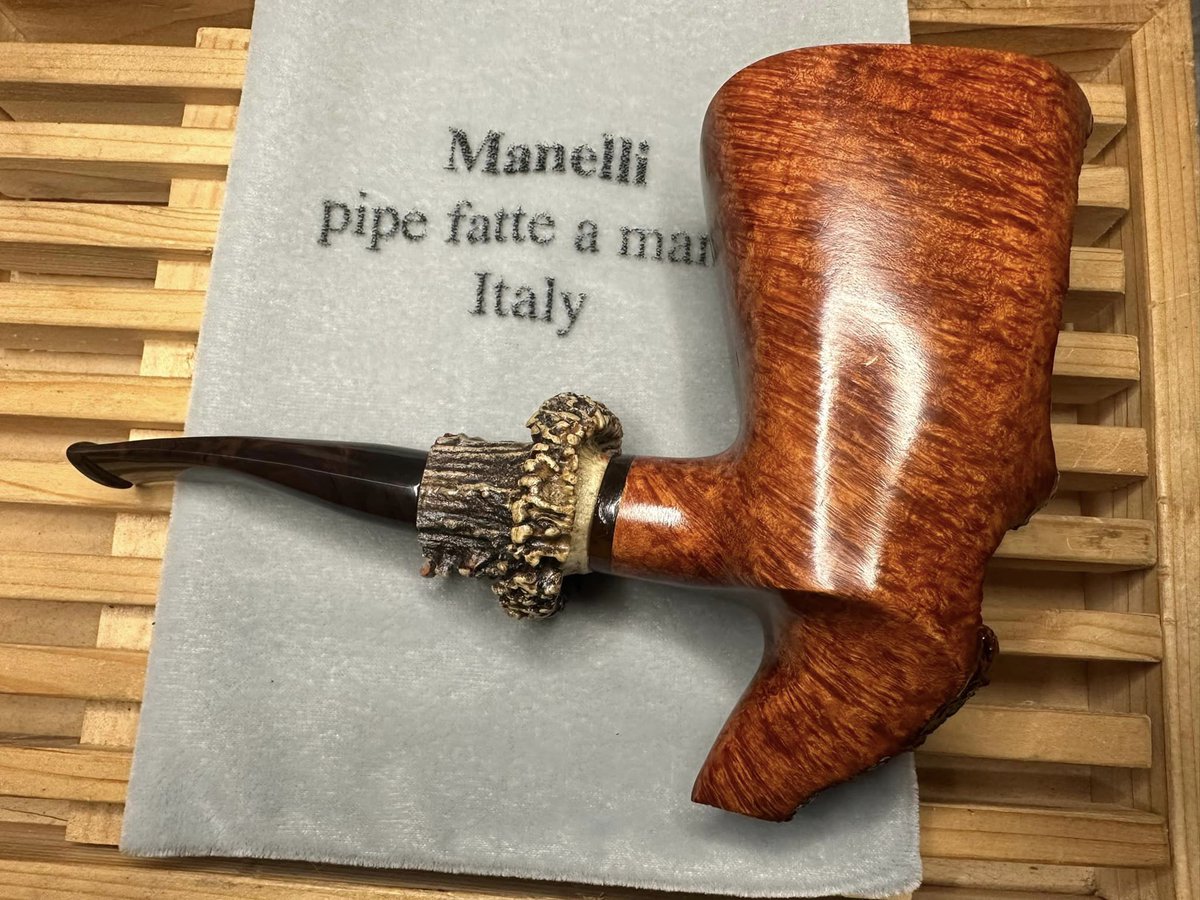 manellipipe's tweet photo. Manelli Pikaxe freehand Giant Magnum brown smooth higt grade briar pipe, roe deer horn insert, n.3 oz.7,6 gr.215 size long 200x125mm 7,87x4,88inch chamber 23x79mm 0,91x3,11inch  #LiveEveryPipeMoment #manellipipe #briarpipe #tobaccopipe #handmade #briarpipe #tobaccopipe https://t.co/SG0CVPtN4m