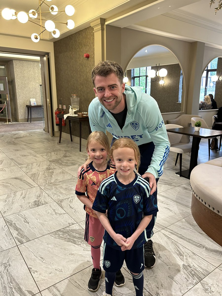 MrButts_PE's tweet photo. What a night, one they won’t forget in a hurry! The girls meeting the lads for the first time 🙌🙌 🤍💛💙 @ethanamp26 @Patrick_Bamford @georgi_hrt @LUFC #GoodLuckCharms #MOT #LUFC https://t.co/0VSNJL1dMU