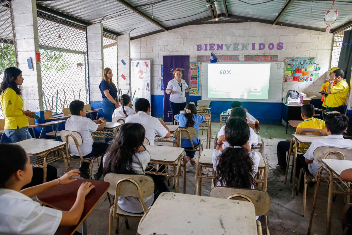 #EducaciónAmbiental| Motivamos a estudiantes de quinto grado del Centro Escolar Residencial Los Chorros en Colón, Libertad, a adoptar buenas prácticas ambientales, especialmente en el manejo de residuos sólidos y cultura 3R. ♻️📚