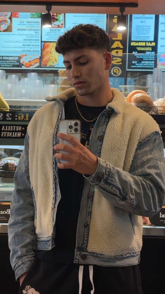 loganblake_'s tweet photo. what should I get to eat? https://t.co/I2fMBD2s9P