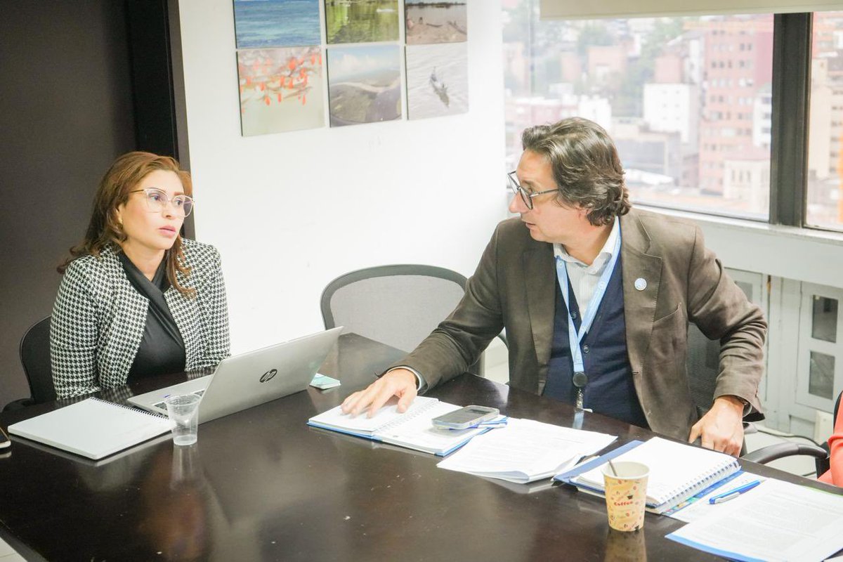 AUNAPColombia's tweet photo. #AEstaHora | Reunión bilateral entre la Dir. General @MejiaPinerez y @AZimmermannFAO representante de @FAO_Colombia, en donde se articulan acciones y se suman esfuerzos que conlleven a una mejor gestión del sector pesquero y acuícola del país🇨🇴.

🫂 Nos une la #ColombiaAzul https://t.co/RyEXIfEg3W