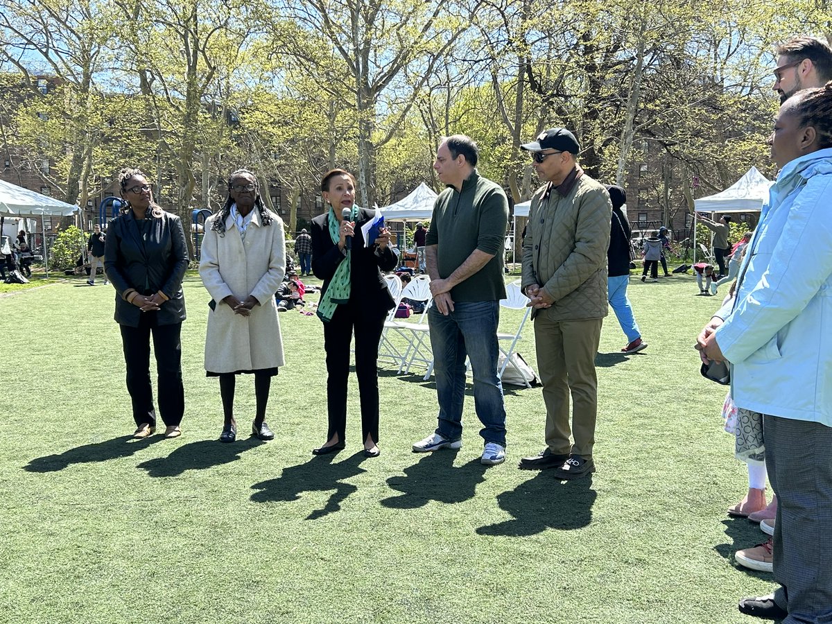 It was great to join community leaders today to celebrate the bright future #RenewableRavenswood will bring to western Queens. We're united in the vision to bring clean power to our Queens backyard for this generation and many more to come.