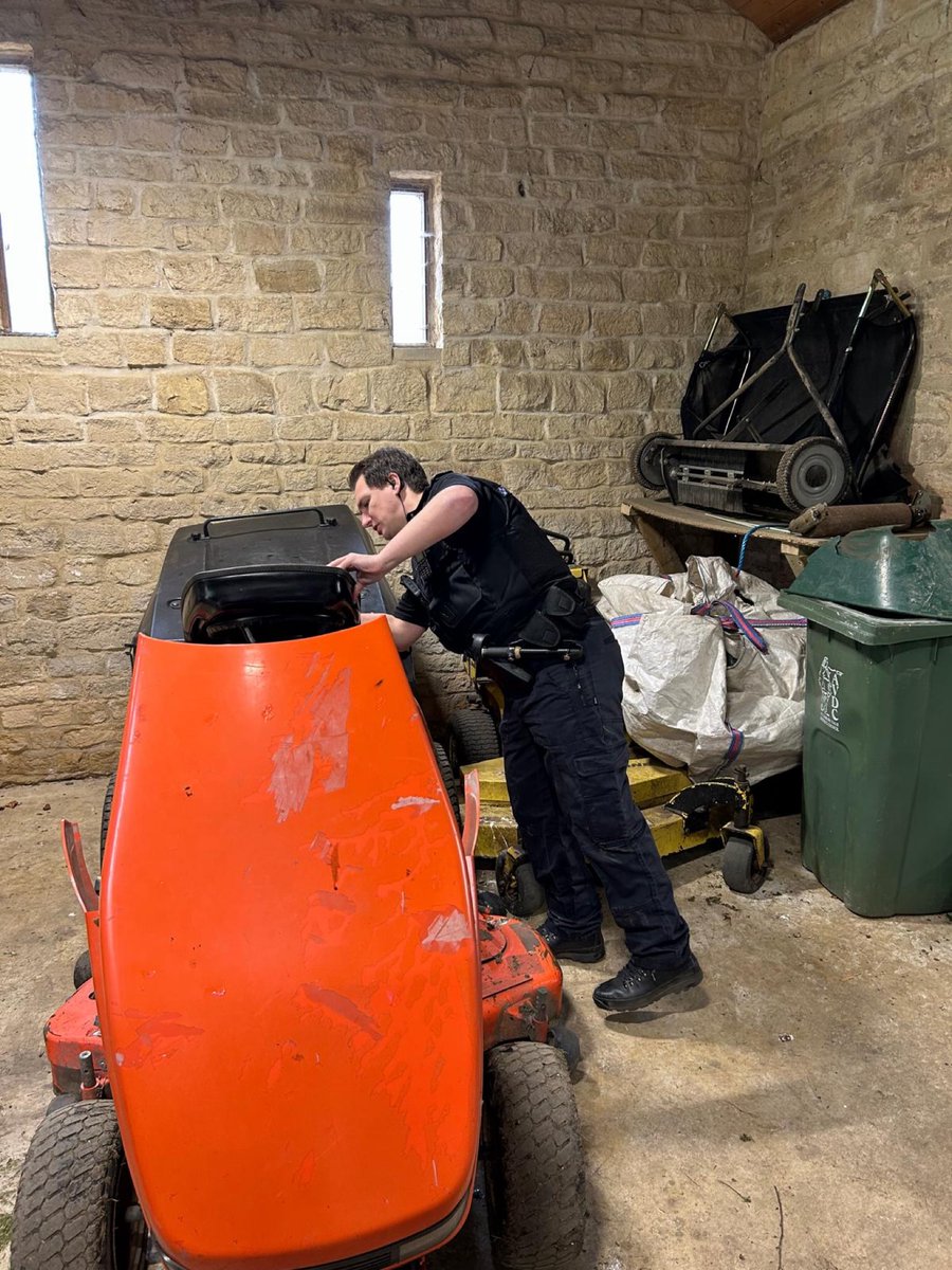 PC’s Smith and Boyden attended a location in Buckinghamshire area today to fit datatag identification kits to some sit on mowers ✅👮‍♂️

For further information on security systems from @DatatagID follow this link: orlo.uk/U0u9d

#ruralcrime #crimeprevention 🔐