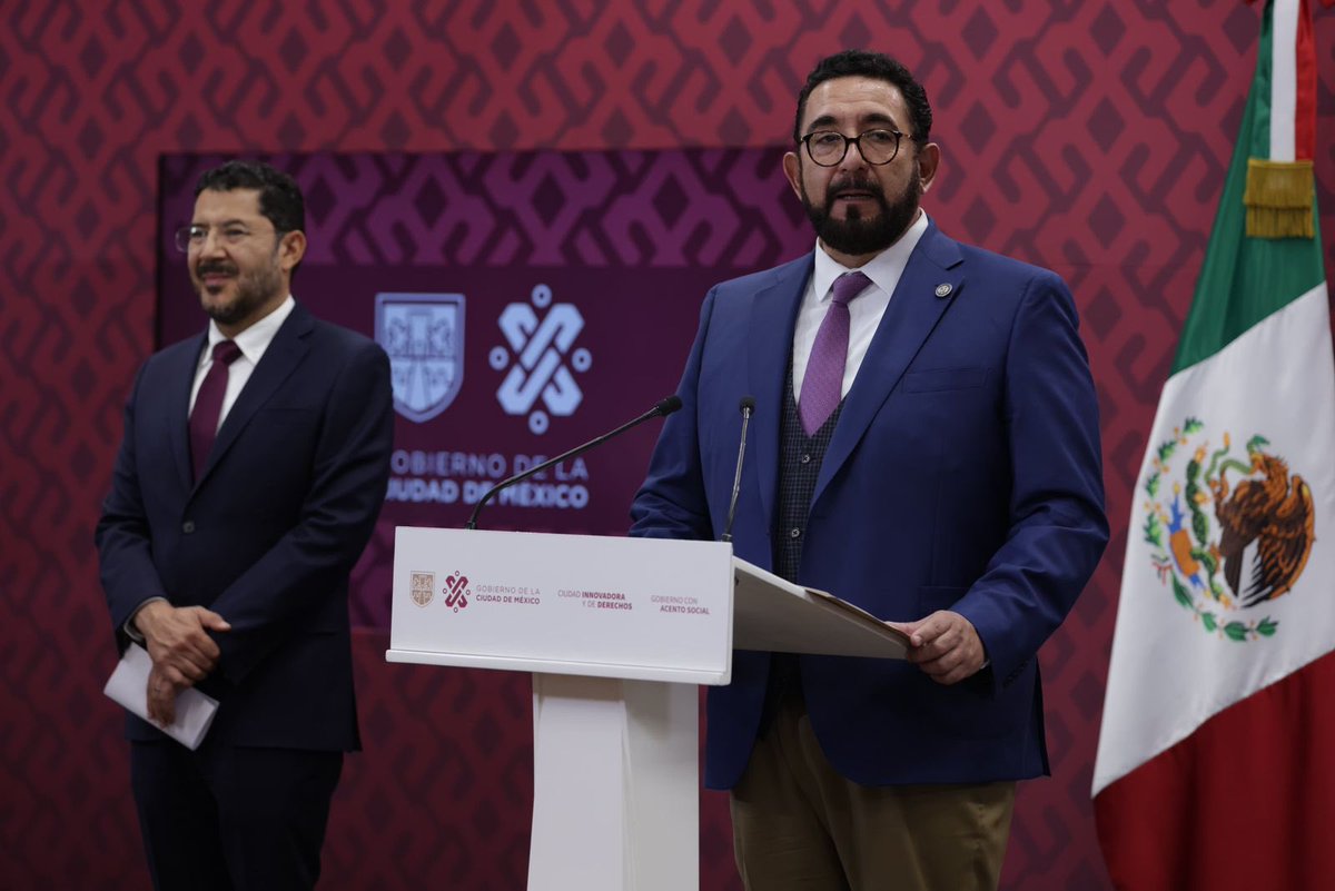 En conferencia de prensa con el #JefeDeGobierno, @martibatres y @UlisesLaraLopez titular de @FiscaliaCDMX, informamos a la ciudadanía sobre las denuncias penales interpuestas por @seduviCDMX ante la Fiscalía contra quien resulte responsable por la construcción de pisos excedentes