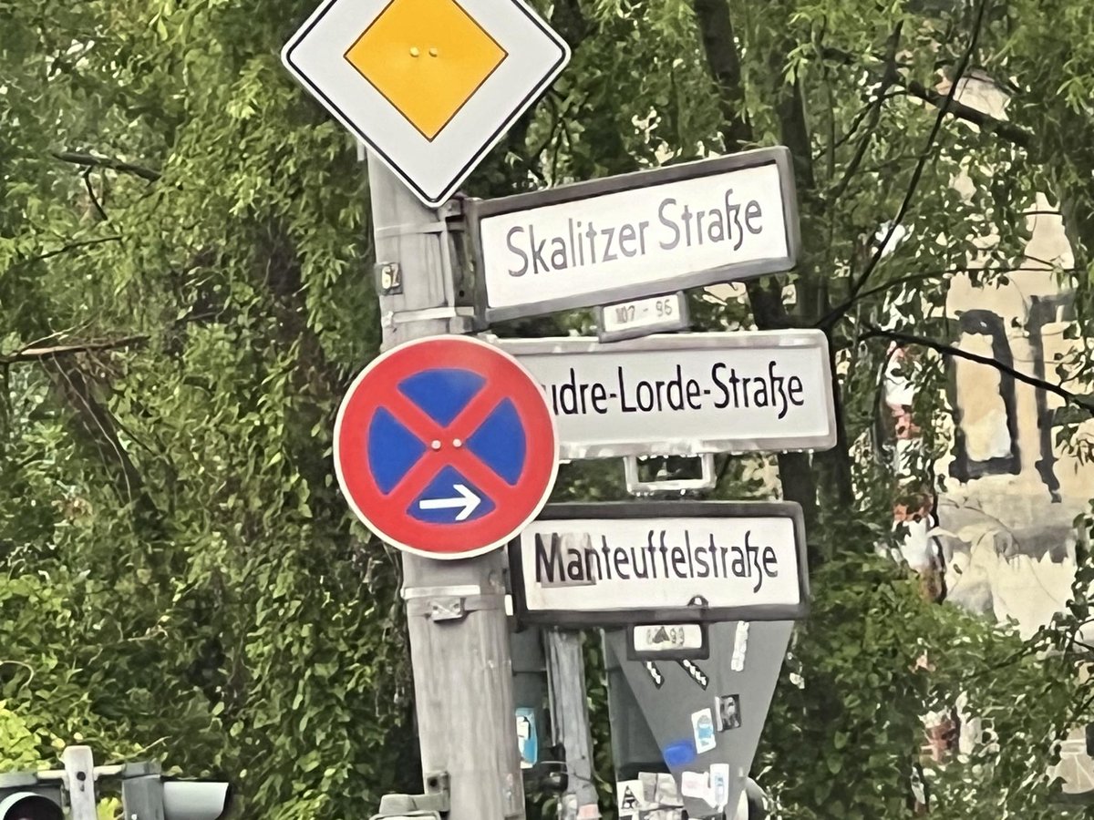 Gleich im #Checkpoint vom @Tagesspiegel: Erst neuer Straßenname, dann neue Hausnummern. Ermittlungen gegen Russisches Haus. Berlin sucht Beauftragte für alle Beauftragten. Polizei braucht Sneakers. Außerdem: Frost. Förster. Filme. Und: Raed Saleh im Gespräch. Bis gleich!