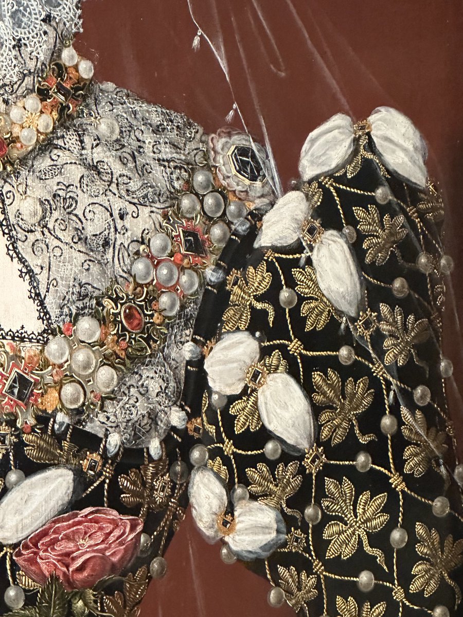 The Phoenix Portrait of Elizabeth I, on display on ⁦@NPGLondon⁩ Painted by Nicholas Hilliard, the detail of Elizabeth’s dress is almost photographic. #elizabethi #phoenixportrait #elizabethan