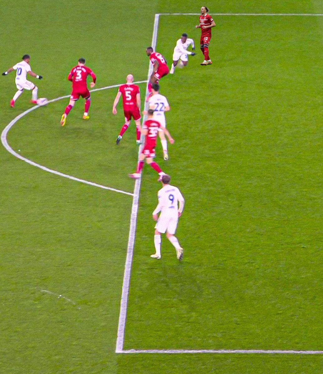 Ayling caught ball watching. Gnonto clearly onside. Cheers Luke. #lufc @lukeayling_8