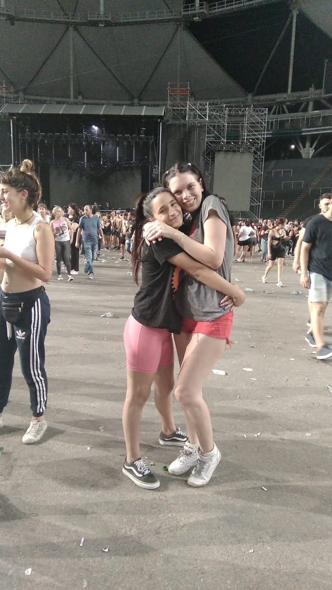 Hace 7 años me iba de viaje a Gualeguaychú a ver a la banda de mi vida y ahí la conocí a ella, desde la primer canción nos dimos la mano y nunca más nos separamos. Viajes, abrazos, risas y llanto y siempre juntas.
Hoy te quiero más mí compa hermosa @Mcaminoguera ❣️