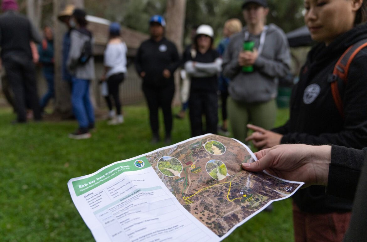🌿✨ Making a difference, one trail at a time! 🌳👏 Hosted by @lacountyparks, volunteers came together for Trails LA County at Kenneth Hahn Park, restoring hiking trails post-winter storms and tackling invasive plant removal celebrating #EarthDay