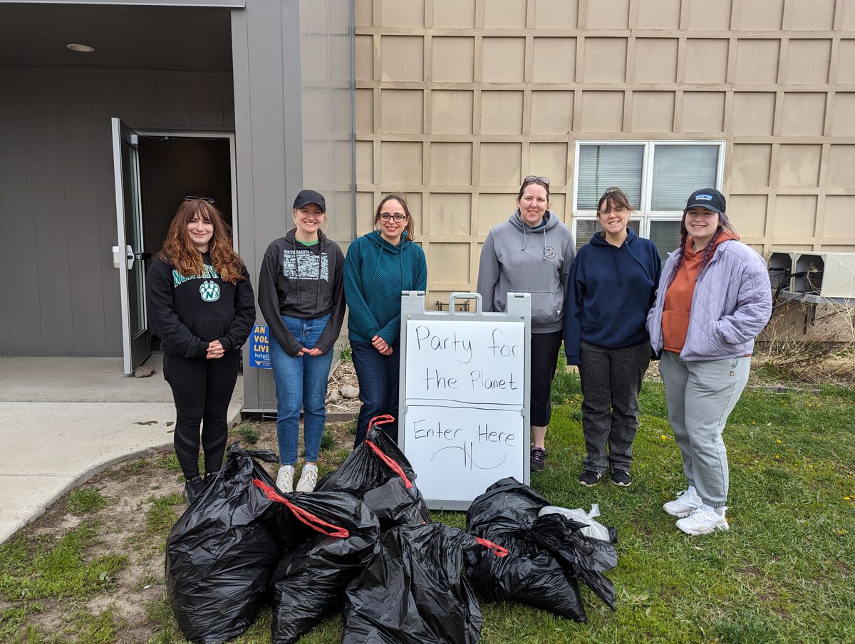 The Sanford Research Green Committee in Sioux Falls celebrated Earth Day by participating in a Party for the Planet cleanup event at the Great Plains Zoo and Butterfly House. We appreciate the efforts made by all the participants towards sustainability.