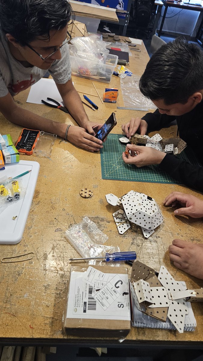 HacedoresCom's tweet image. #HacedoresHaciendo pruebas, pruebas y más pruebas de los prototipos de nuestras nuevas creaciones de #Robolution 🤖

¡Espéralos próximamente!