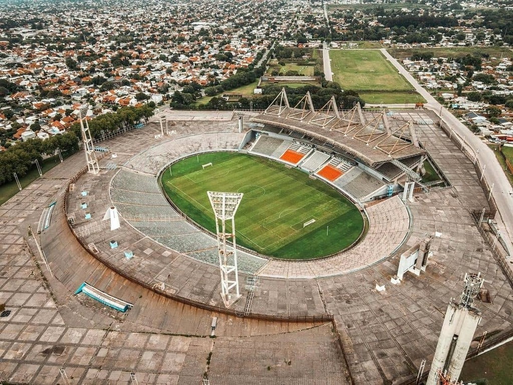 🏟️ Estadio José María Minella 📍 Mar del Plata 🇦🇷 🪧 Capacidad: 35180 ⌛️ Inauguración: 🏆 Casa de Club Atlético Aldosivi / Club Atlético Alvarado Fue inaugurado para el Mundial de 1978, en septiembre 2021 el sector de plateas fue clausurado, reduciendo su capacidad. #estadios