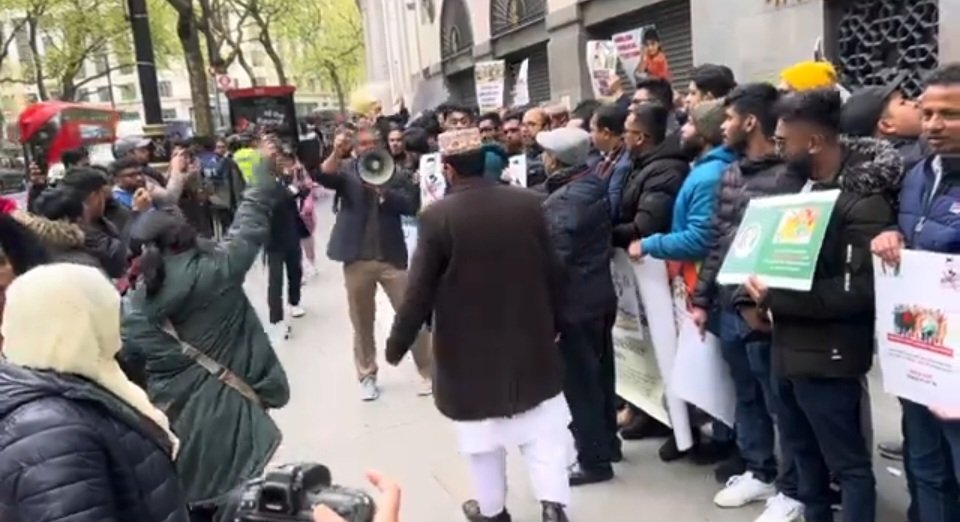 #IndiaOut notoriety in #London
Members of #AlQaeda connected #BNP chanted 'boycott India', 'Allahu Akbar' and other jihadist as well as anti-India and anti-Hindu slogans in from of @HCI_London on April 22. It resembles notoriety of #Khalistanis.