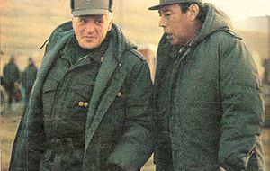 April 22nd 1982: #OTD in the #Falklands war, General Galtieri visits Stanley and meets with General Menendez. This is the first and only time he ever appeared in the Falklands. The soldiers he sees are the well fed ones: starving conscripts are hidden away...

(continues)