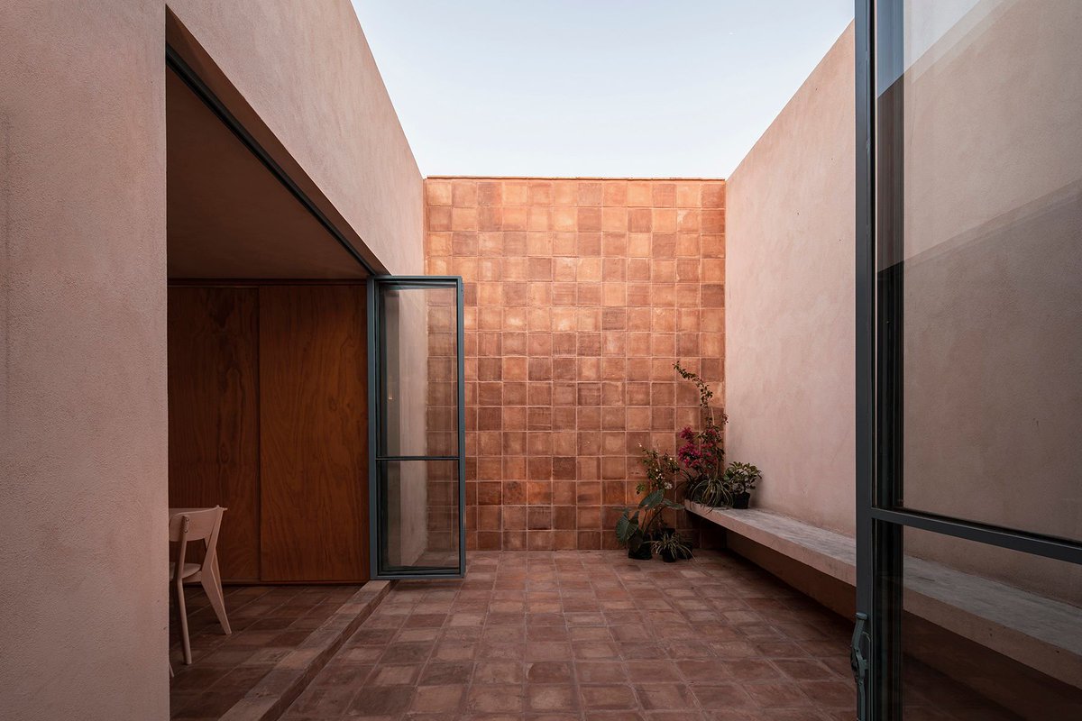 casa mixquiahuala by omar vergara invites reflections and writing amid mexico's arid nature buff.ly/3xUaHxA