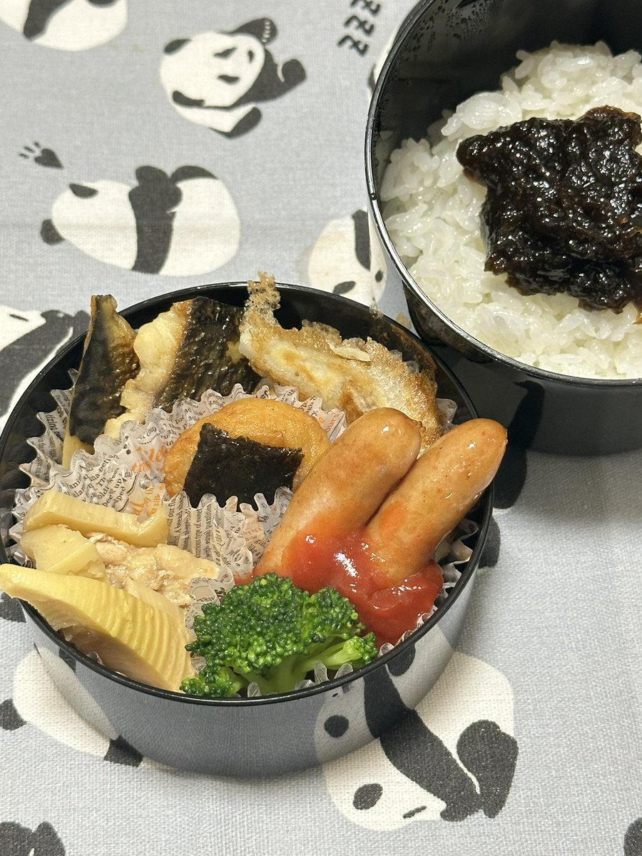 おはようです☀️
火曜日弁当🍱

海苔の佃煮ご飯🍚
筍と鶏🐔
塩さば🐟
ウインナー
餃子🥟🥟
のりっこチキン

4月になって毎日バタバタ💦
お弁当も適当になりがち🥲
今日も頑張る(ง •̀_•́)ง

 #お弁当  #お弁当作り楽しもう部  #お弁当日記  #お弁当記録