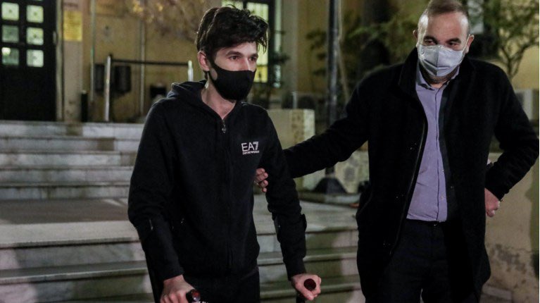 Ο Μένιος Φουρθιώτης και ο Κώστας Μιναρετζής κατηγορούνται για εκβίαση στη Θεσσαλονίκη.
Ο Κώστας Μιναρετζής συνελήφθη με την αυτόφωρη διαδικασία και κατηγορείται πως απαίτησε εκβιαστικά χρήματα για λογαριασμό του Μένιου Φουρθιώτη ο οποιος δεν εντοπίστηκε στο πλαίσιο του Αυτοφώρου