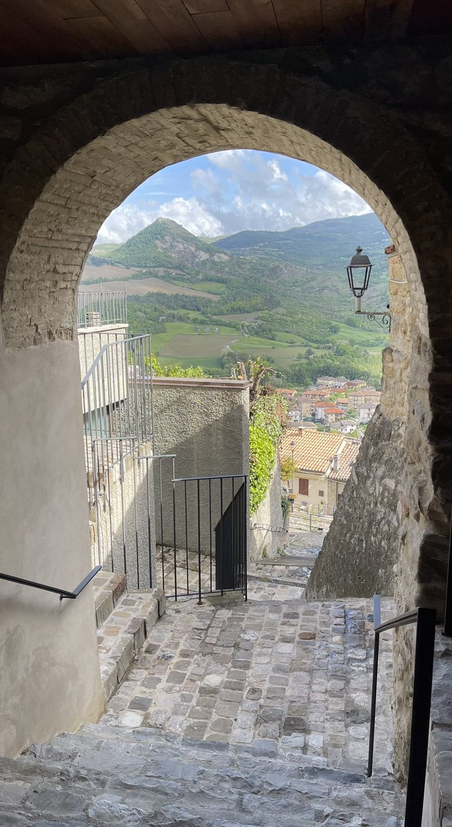 SoniaBalacchi's tweet photo. “Devo liberarmi del tempo
e vivere il presente giacché non esiste altro tempo
che questo meraviglioso istante.”
(versi tratti dalla poesia “Il mio passato”)
#ALDAMERINI #citazioni #passeggiatefotografiche #soniabalacchi #valmarecchia #rimini https://t.co/THFsgj4wGq