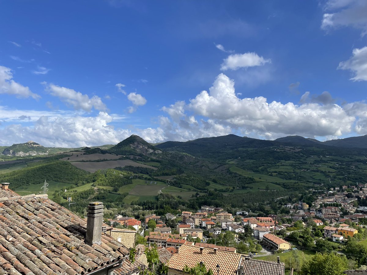 SoniaBalacchi's tweet photo. “Devo liberarmi del tempo
e vivere il presente giacché non esiste altro tempo
che questo meraviglioso istante.”
(versi tratti dalla poesia “Il mio passato”)
#ALDAMERINI #citazioni #passeggiatefotografiche #soniabalacchi #valmarecchia #rimini https://t.co/THFsgj4wGq