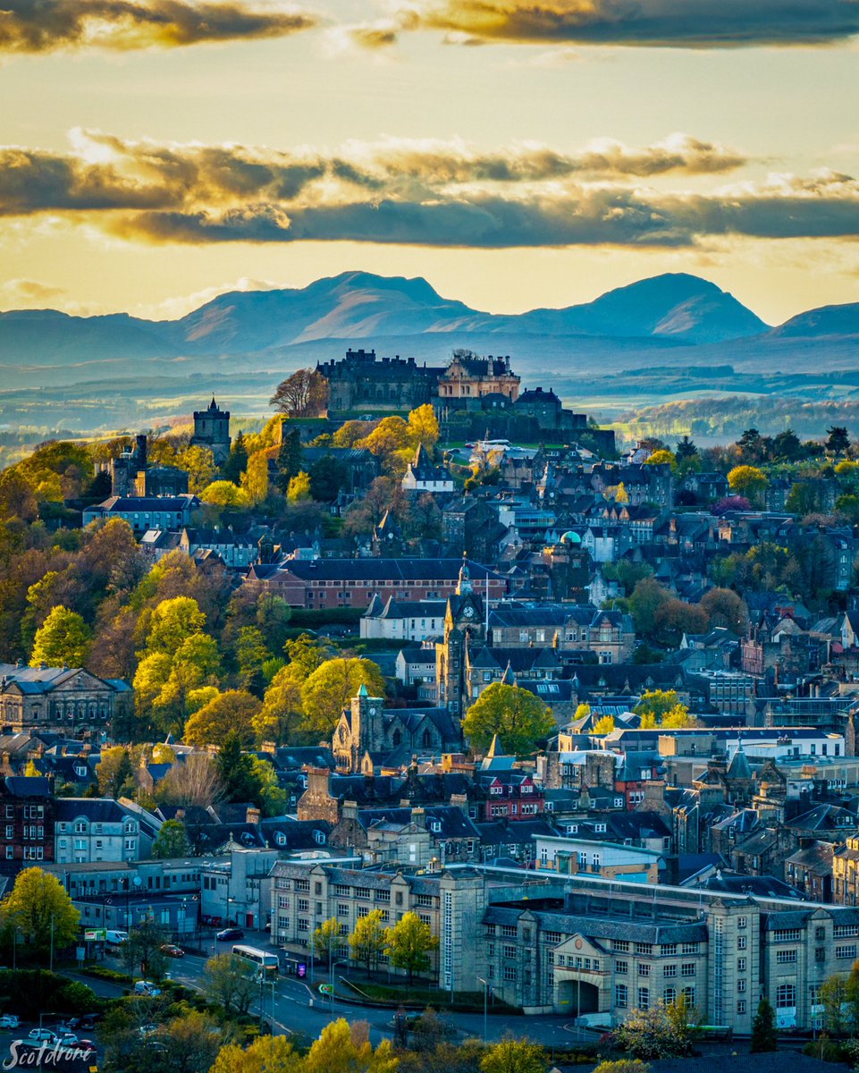 The City of Stirling in the last of the late evening sun tonight 😊🏴󠁧󠁢󠁳󠁣󠁴󠁿 #stirling #visitstirling #scotland #visitscotland #castle