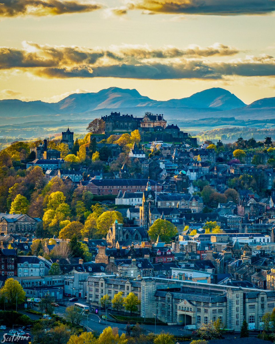 The City of Stirling in the last of the late evening sun tonight 😊🏴󠁧󠁢󠁳󠁣󠁴󠁿
#stirling #visitstirling #scotland #visitscotland #castle