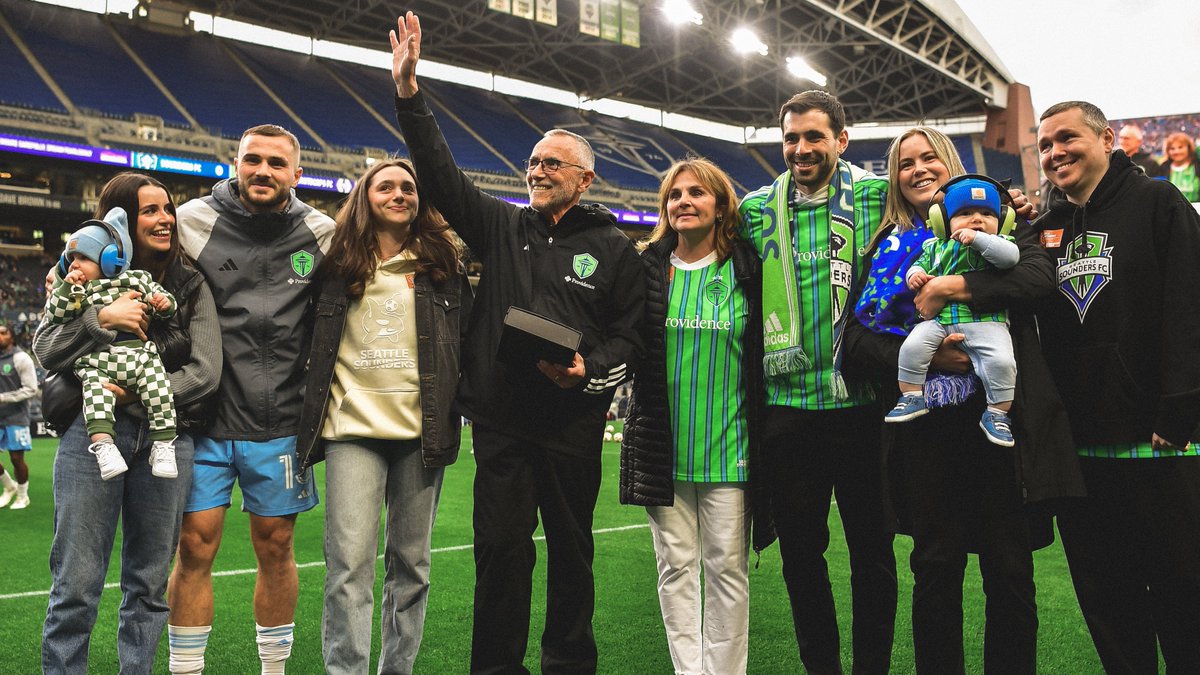 SoundersFC's tweet photo. Ahead of Saturday's match, the squad honored Dr. Morris who served as the club's physician for 18 years.

Thank you for nearly two decades of service, Dr. Morris 💚 https://t.co/fPyHSoji66