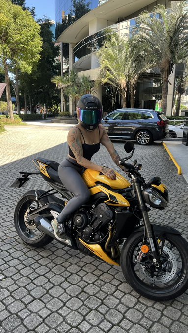 &ldquo;A gente combina, tem os mesmos gostos e tal&rdquo;, N&atilde;o, eu s&oacute; combino com essa m&aacute;quina aqui 💛 https://t.