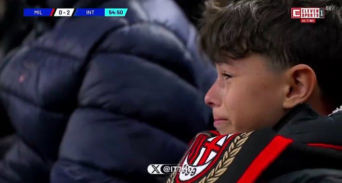 MilanTMN's tweet photo. Es triste que tengamos que usar a este niño para reflejar nuestra impotencia, pero al final no hay nada más real que sus lágrimas ante un Milan impotente en todas las fases del juego y con un DT perdedor que nos quiere ver en la miseria.

El Milan se siente así, con pasión. https://t.co/d94NxymrIB