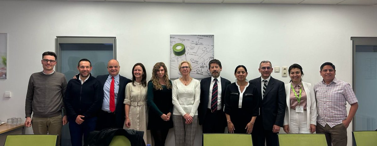 AgrocalidadEC's tweet photo. #Bélgica 🇧🇪| Junto a @AgriculturaEc, @Anecacao_Ecu y @EmbajadaEcuBEL visitamos el laboratorio acreditado Primoris, con la finalidad de ampliar la capacidad analítica en el país 🔬 y contar con servicios de calidad.

En #ElNuevoEcuador🇪🇨 fortalecemos la investigación agropecuaria. https://t.co/SX5ZQbTyUq