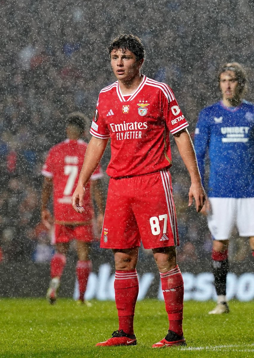 João Neves inteligente a lesionar se para ninguém o levar no Verão... 😏