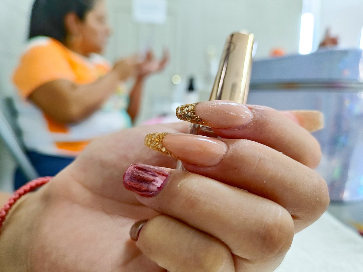 💅🏻 Hoy en la clase de acrilismo se realizó la practica de "uña almendra con efecto glitter", a través de la cual se realza la estética de la uña.
Estos espacios de aprendizaje son gracias al Alcalde <a href="/marioduran/">Mario Durán</a> al frente de la <a href="/alcaldia_ss/">Alcaldía de San Salvador</a> 
📍Centro de Convivencia San Francisco