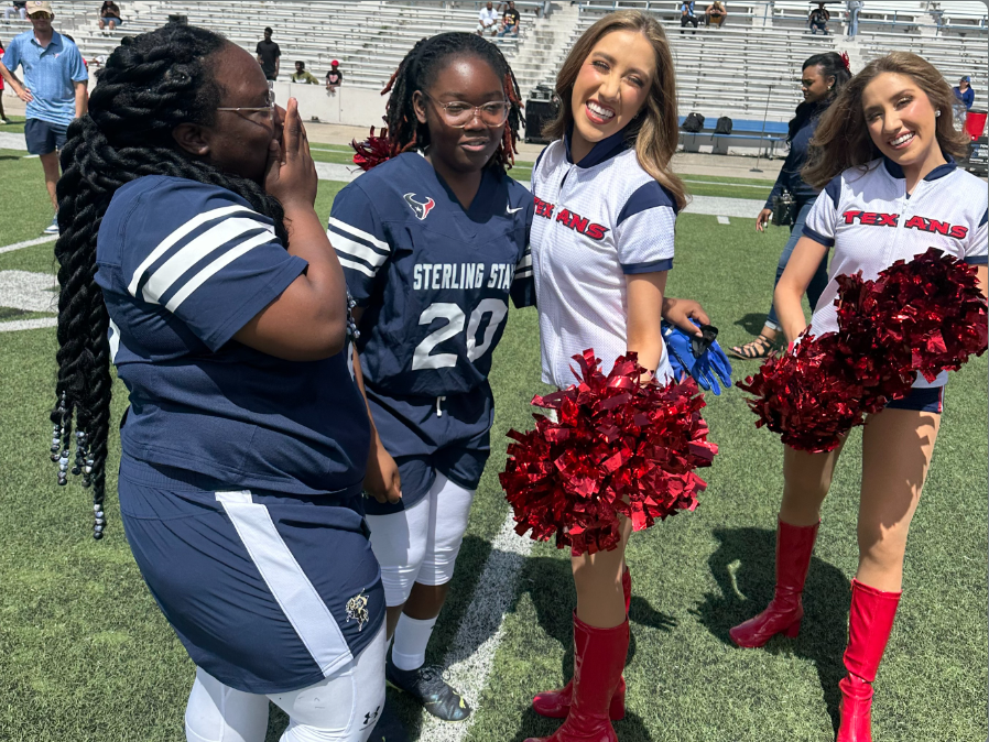 Empowering girls to aim high! 🌟 @HISDAthletics & @HoustonTexans teamed up for a Girls' Flag Football league, inspiring future athletes. Pro player @adriennethe10, former Texan player Cecil Shorts III, & @TexansCheer gave insight and cheered on at the season opener. 🏈 ✨