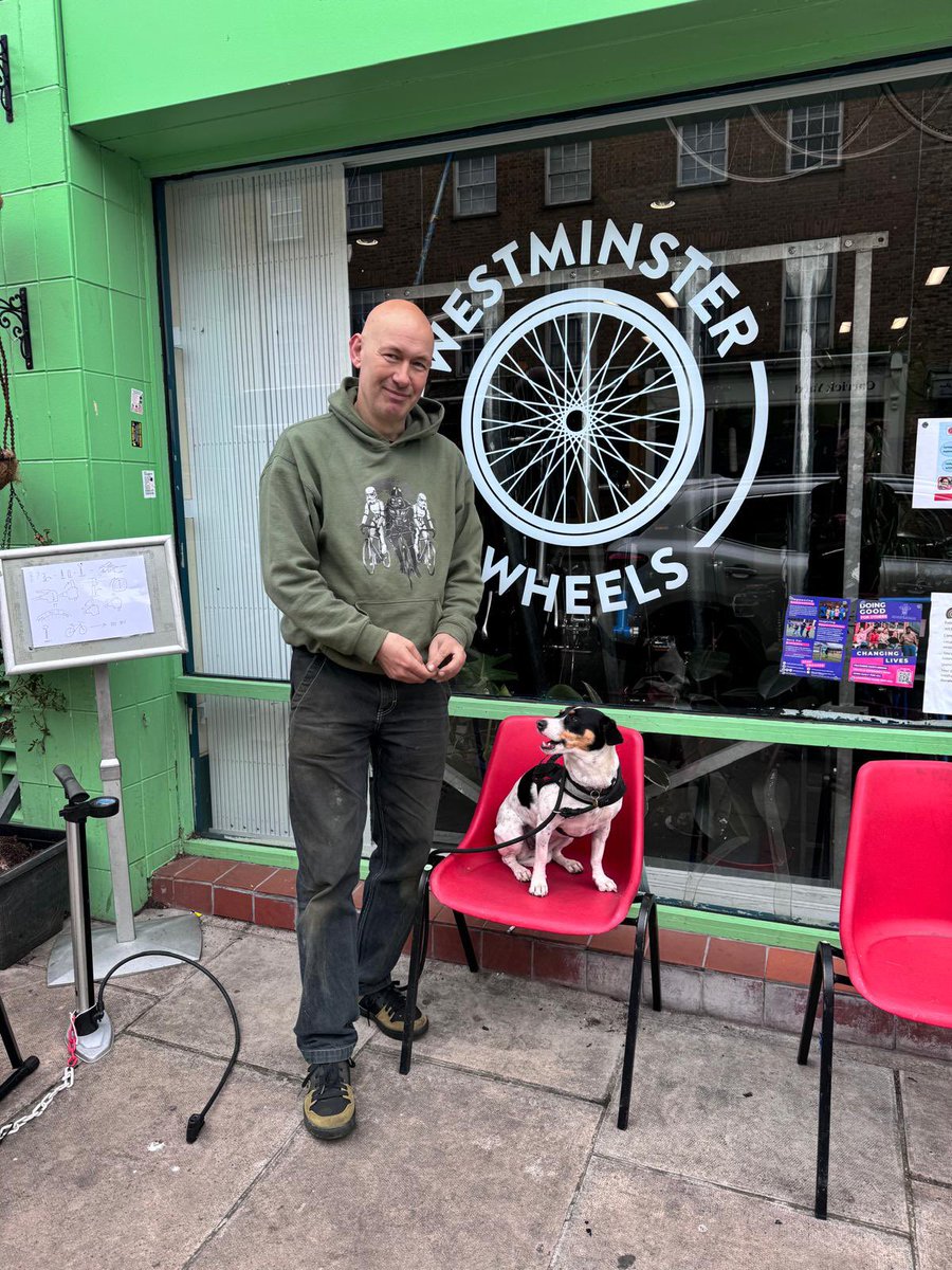 Always happy when visiting @WestWheelsNW8, even happier to give them bike bits I no longer need!

(bonus smile from Petal!) 🚴 🐾

#bike #brompton #mechanic #service #northlondon #centrallondon #foldingbike #bromptonhaus