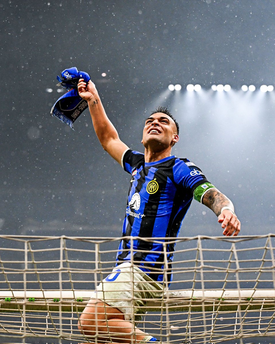 FutbolTotal_ARG's tweet photo. ⚽️ 🇦🇷 Lautaro Martínez: fanático de festejar arriba de los travesaños 💫 https://t.co/AezWBX09sY