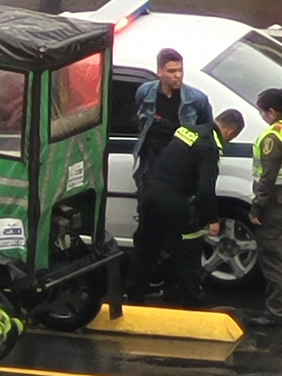 Acaban de arrestar a un atracador en la ciclorruta de la 116, hubo persecución a pie de la policía y tacleo de un ciudadano preocupado.